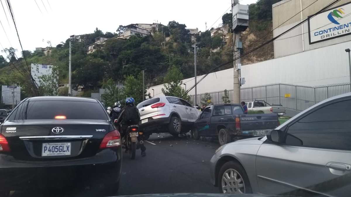 Accidente de tres vehículos complica tránsito en Calzada La Paz este domingo