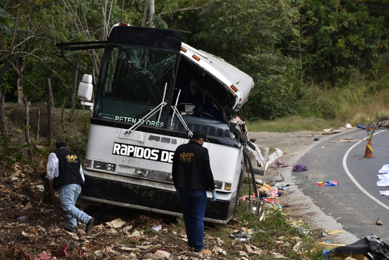 Las víctimas de percances viales, como el ocurrido en Gualán, Zacapa, están desprotegidas por que no se cumple la ley. (Foto Prensa Libre) 