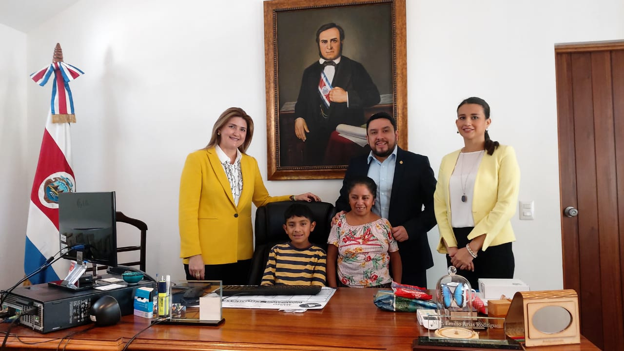 El niño Tomás Tebelán junto a su madre, el embajador costarricense Emilio Arias, la cónsul Cynthia Solís (derecha) y la primera secretaria de la embajada María José Haug. (Foto: Embajada de Costa Rica)