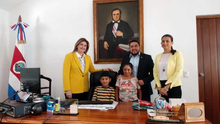 El niño Tomás Tebelán junto a su madre, el embajador costarricense Emilio Arias, la cónsul Cynthia Solís (derecha) y la primera secretaria de la embajada María José Haug. (Foto: Embajada de Costa Rica)