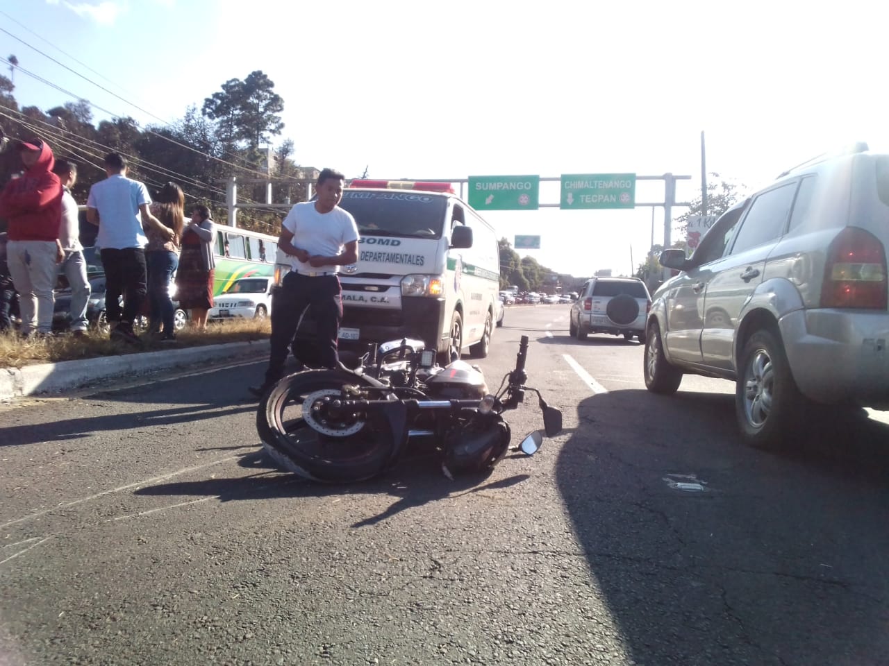 Accidente de tránsito en kilómetro 42 entrada a Sumpango, dos hombres mueren en el lugar. (Foto Prensa Libre: cortesía)