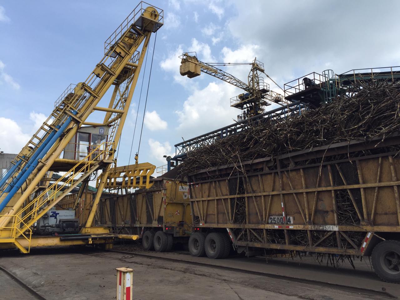 Entre noviembre y abril, temporada de zafra, los ingenios azucareros generan energía con biomasa. (Foto Prensa Libre: Paula Ozaeta)