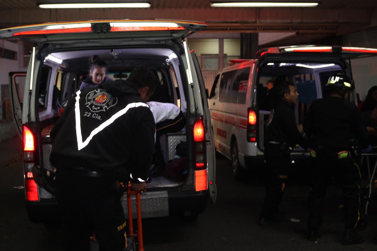 Los Bomberos Voluntarios trasladaron al Hospital General san Juan de Dios a cuatro personas heridas de bala. (Foto Prensa Libre: Bomberos Voluntarios)