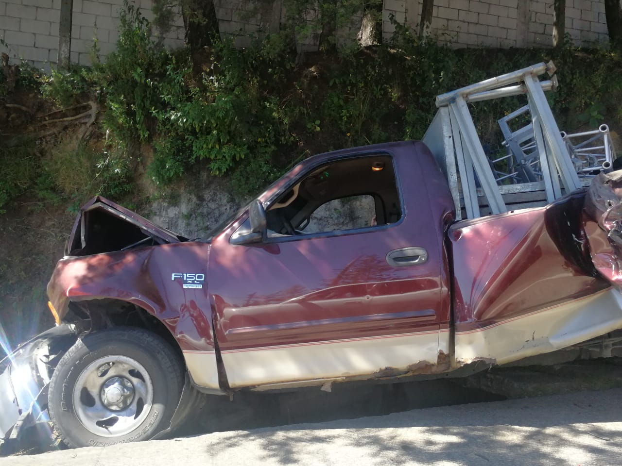Así quedó uno de los vehículos del múltiple accidente de este domingo en el Kilómetro 19.5 de la ruta Interamericana. (Foto Prensa Libre: Josué León)