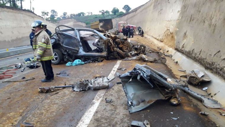En la nueva carretera del Libramiento de Chimaltenango en mayo pasado ocurrió una colisión entre un camión y un automóvil que quedó destrozado: no hubo muertos. (Foto Prensa Libre: Hemeroteca PL) 
