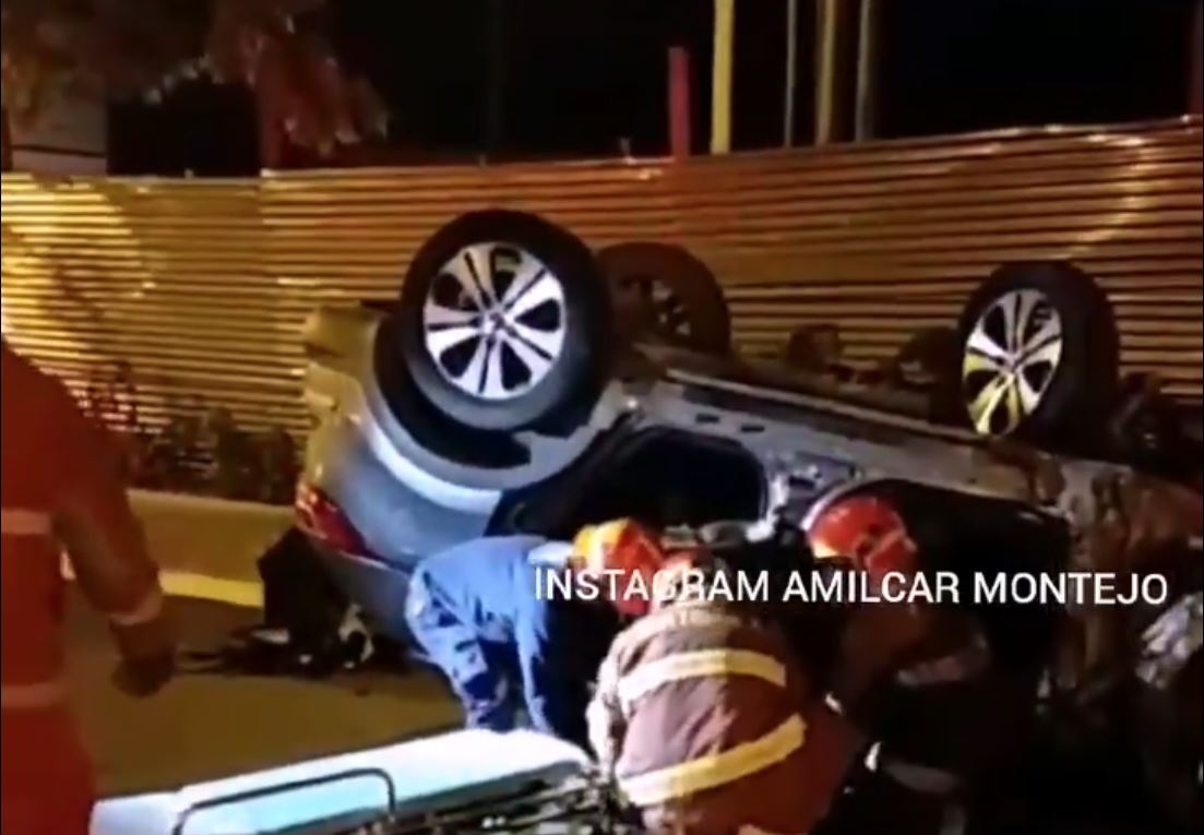 Un vehículo quedó volcado en la zona 11 en uno de los incidentes. (Foto Prensa Libre: Amílcar Montejo)