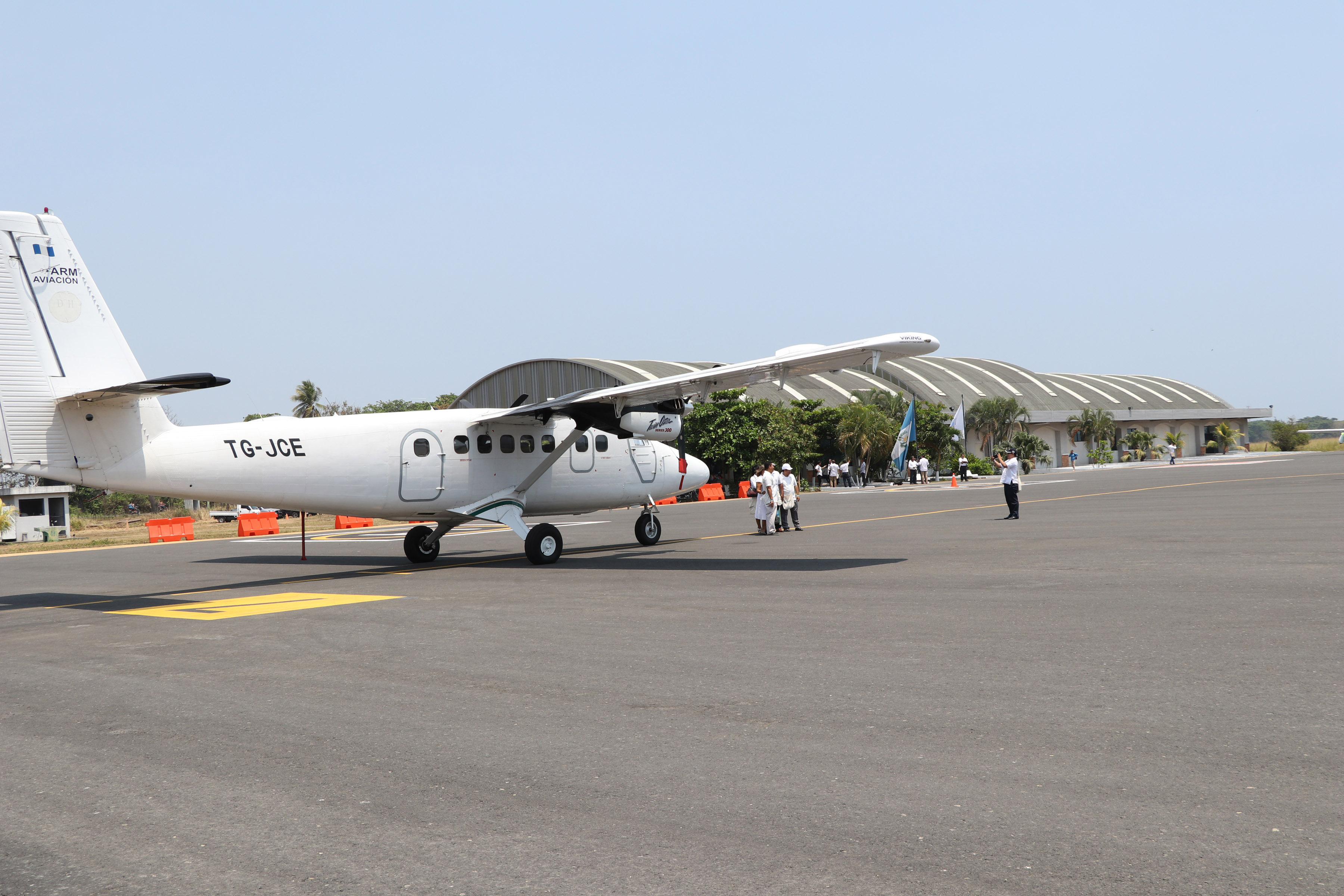 El flujo de remesas familiares que se reciben en Guatemala puede financiar infraestructura aeroportuaria bajo un esquema de alianza público privado, según banquero. (Foto Prensa Libre: Carlos Paredes)