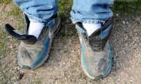 Migrantes caminan sin cordones en sus zapatos, lo que los pone en peligro. (Foto Prensa Libre: EFE) 