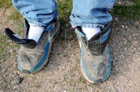 Migrantes caminan sin cordones en sus zapatos, lo que los pone en peligro. (Foto Prensa Libre: EFE)