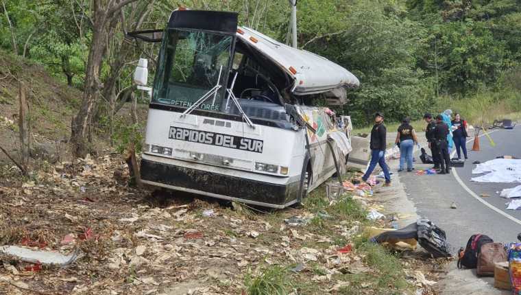 Choque entre tráiler y bus de pasajeros ha dejado varios muertos, en el km 172.5 de la ruta al Atlántico. (Foto Prensa Libre: Dony Stewartl)