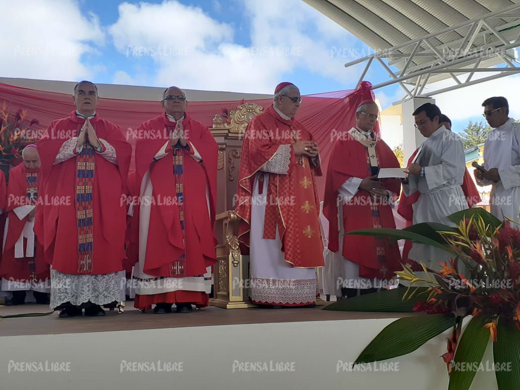 Autoridades eclesiásticas en el acto de beatificación del Hermano Santiago. (Foto Prensa Libre: Mike Castillo)
