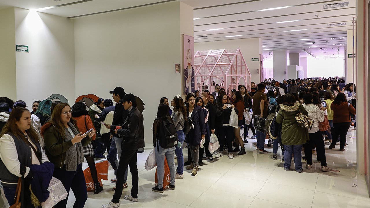 Largas filas se formaron en el ingreso a la tienda temática de BTS en la Ciudad de México  (Foto Prensa Libre: Forbes México)