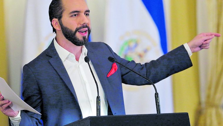 El presidente de El Salvador, Nayib Bukele, trabaja en nueva ley de adopciones. (Foto Prensa Libre: EFE)