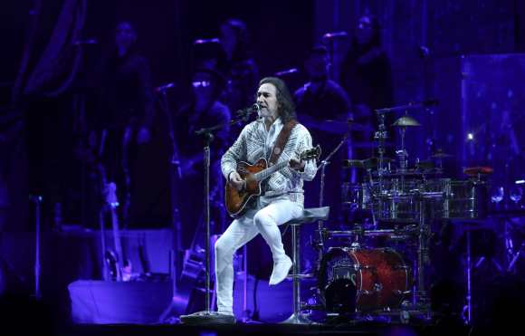 “Antes de que te vayas” y “Mi eterno amor secreto”, fueron de los primeros temas con los que el artista mexicano comenzó sus presentaciones. (Foto Prensa Libre: Keneth Cruz)