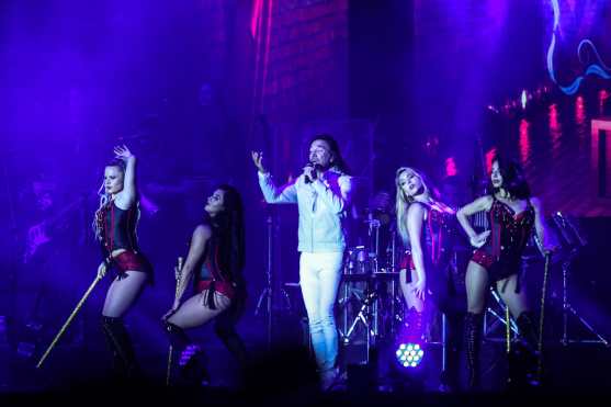 Marco Antonio Solís derrochó talento en el escenario junto a sus bailarinas. (Foto Prensa Libre: Keneth Cruz)