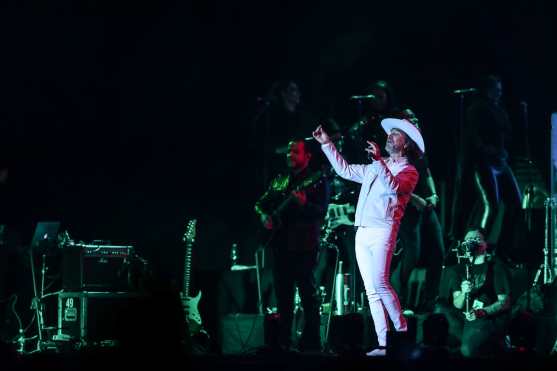 Con temas como “La venia bendita”, “Si no te hubieras ido” y “Tu cárcel”, Marco Antonio Solís puso a cantar a los  asistentes quienes lo ovacionaron. (Foto Prensa Libre: Keneth Cruz)