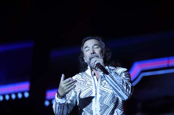 Debido a la época, Marco Antonio Solís dedicó a los asistentes "Navidad sin ti", uno de los temas más esperados durante las veladas. (Foto Prensa Libre: Keneth Cruz)