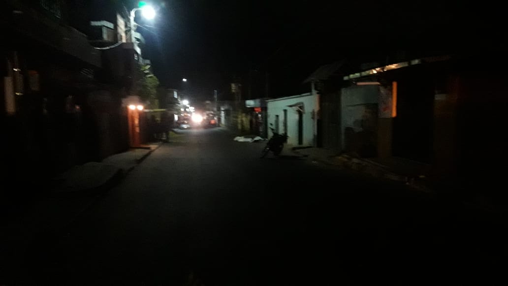 El área donde ocurrió el triple crimen es solitaria y con deficiente iluminación. (Foto Prensa Libre: Víctor Chamalé)