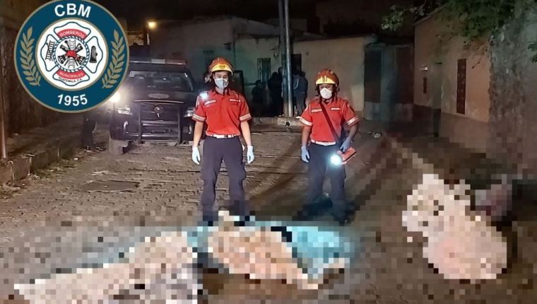 Los Bomberos Municipales acuden al lugar donde abandonados cinco cadáveres, entre costales. (Foto Prensa Libre: Cortesía CBM)