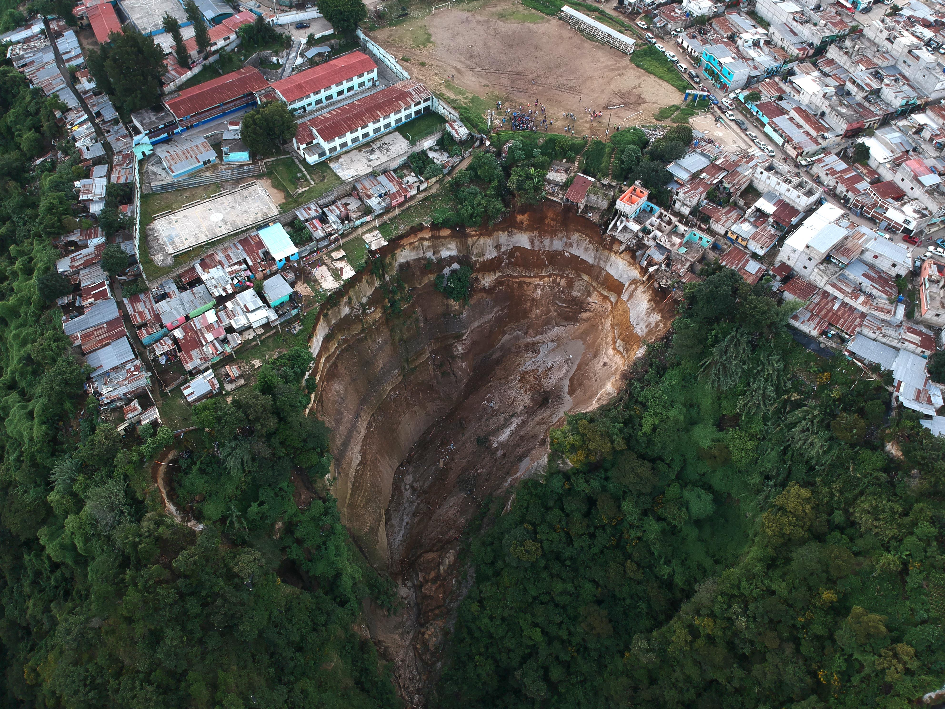 Un gigantesco hundimiento ocasionó el desalojo de varias familias en Peronia, Villa Nueva. Fotografía Prensa Libre: Carlos Hernández Ovalle.