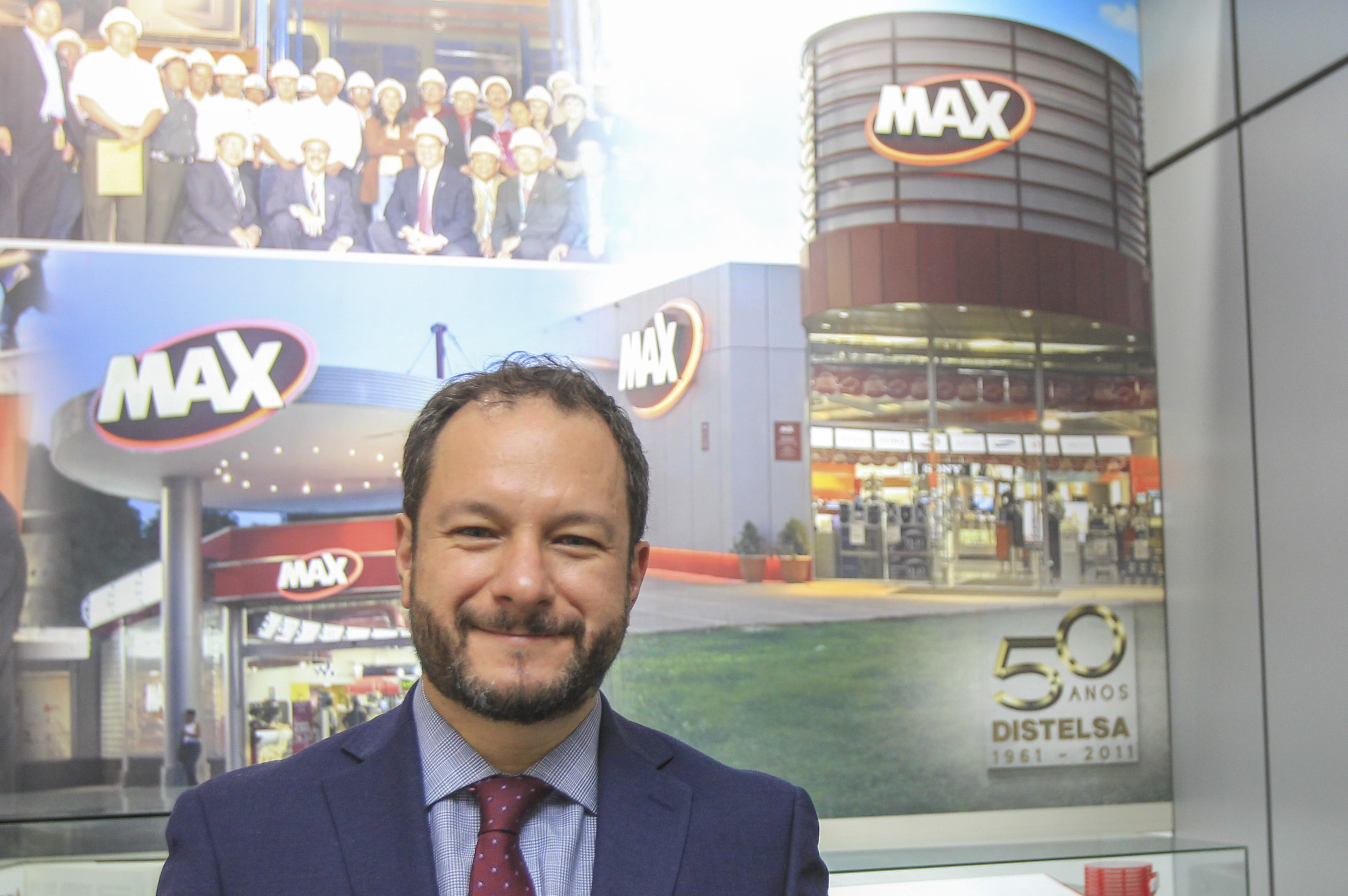 Martín Prera director de mercadeo dio a conocer los beneficios que ofrece Tiendas Max para sus clientes. (Foto Prensa Libre: Norvin Mendoza)