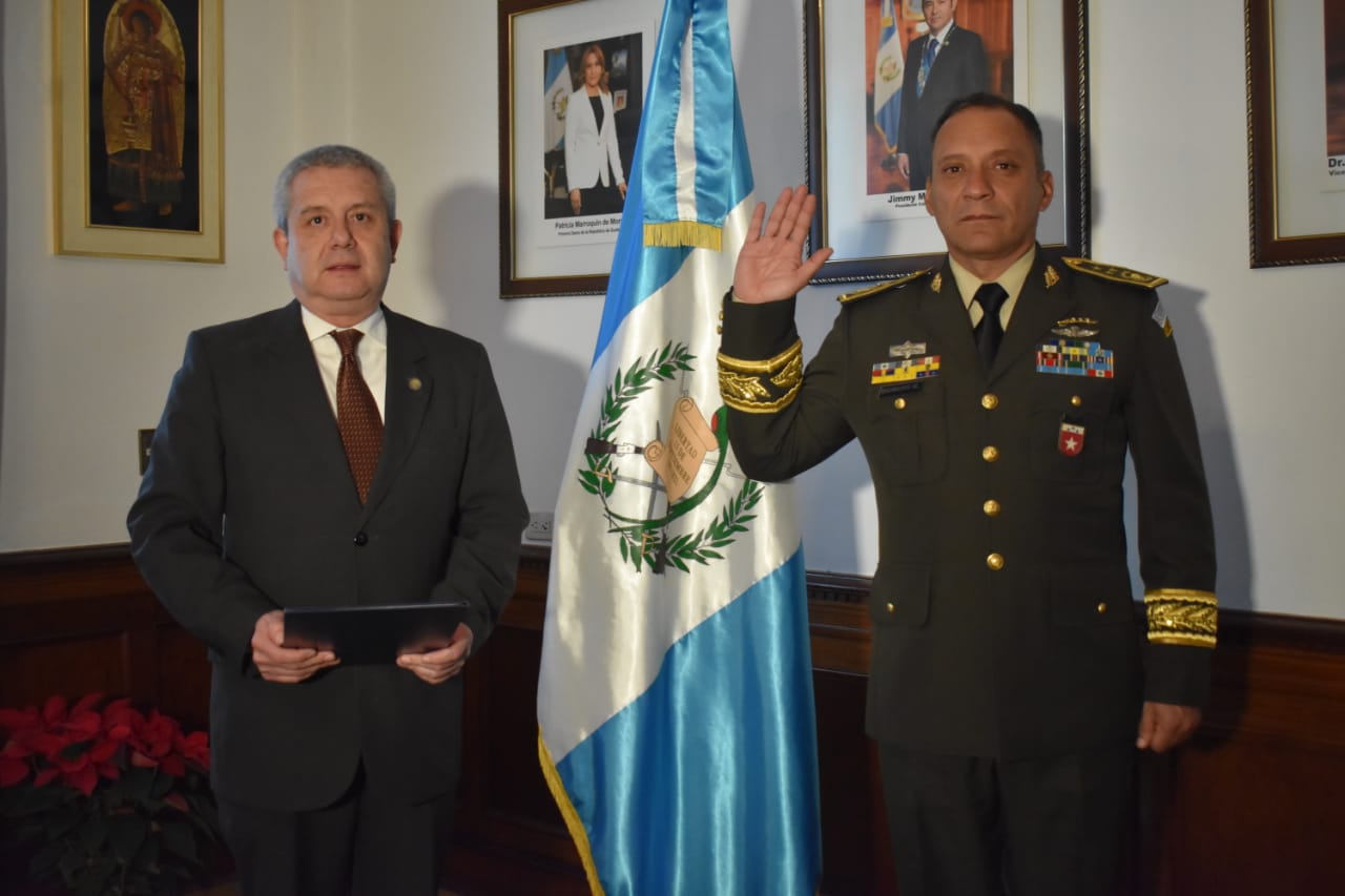 Albin Enrique Dubois Ramírez tomó juramento como Ministro de la Defensa Nacional. (Foto Prensa Libre: Ejército de Guatemala)