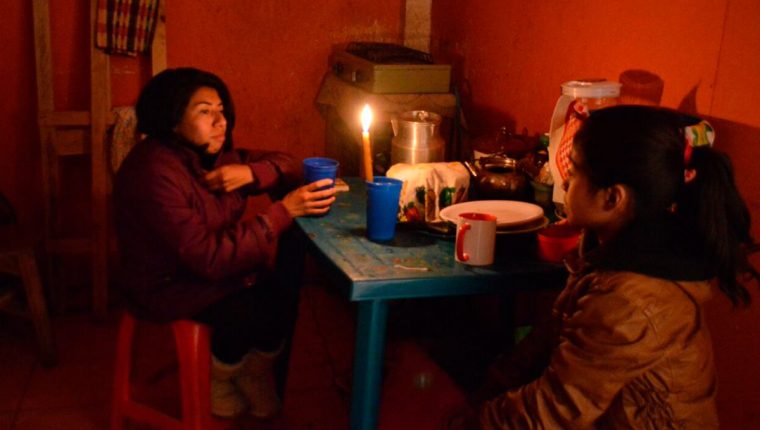 Familias en diversos departamentos no cuentan con servicio de energía. (Foto, Prensa Libre: Hemeroteca PL).