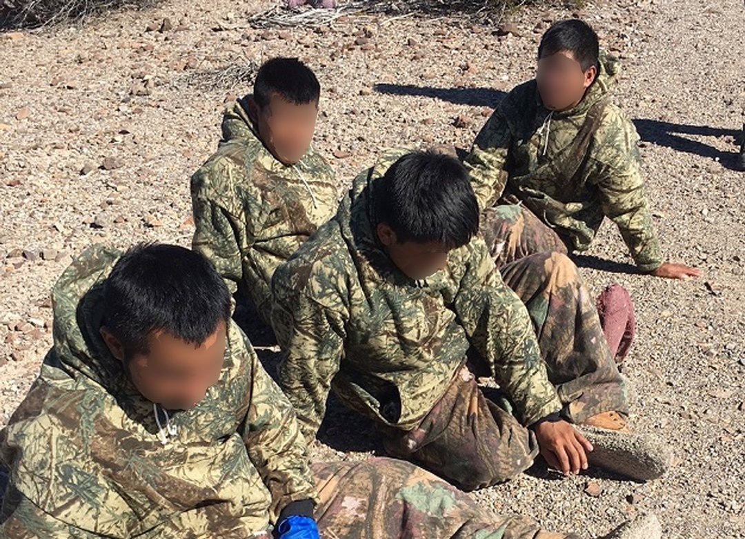 Los migrantes utilizaban alfombra en el calzado para no dejar huellas en el desierto. (Foto tomada de la Patrulla Fronteriza)