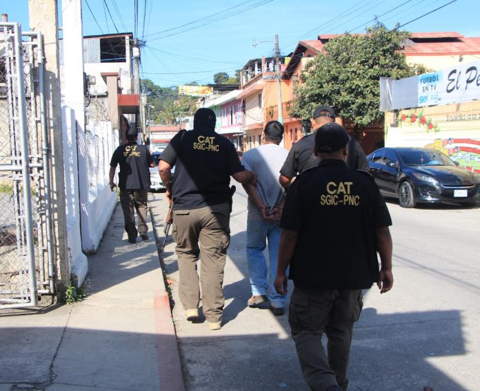 Bayron Cruz Vargas fue detenido en Cobán, Alta Verapaz señalado de asesinar a su compañero en Maryland, EE. UU., dicho país lo requiere       en extradición. (Foto Prensa Libre: Mingob)