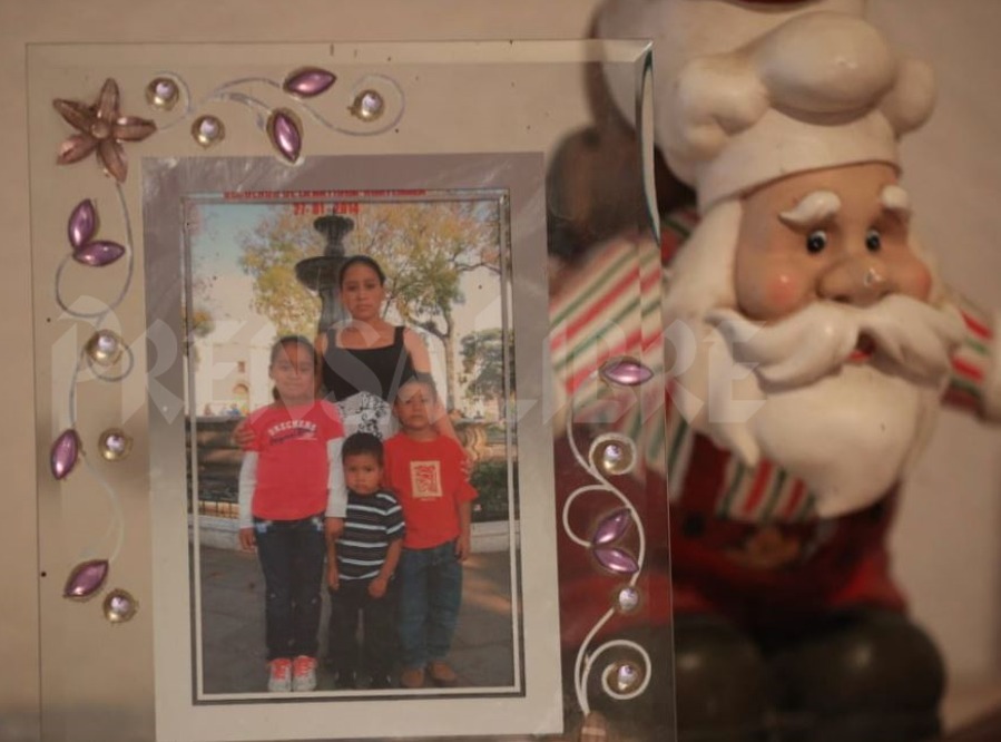 Luisa Gómez, quien lucha por su vida en el Hospital Regional de Zacapa, junto a sus hijos, la niña falleció el sábado y fue inhumada el domingo. (Foto Prensa Libre: Carlos Hernández).