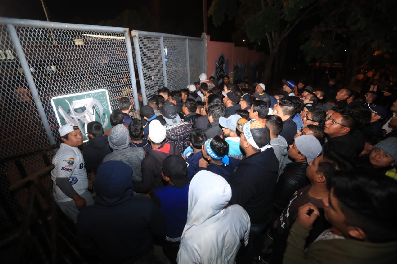 La organización cerró el paso a los aficionados, quienes dicen tener boletos. (Foto Prensa Libre: Juan Diego González)