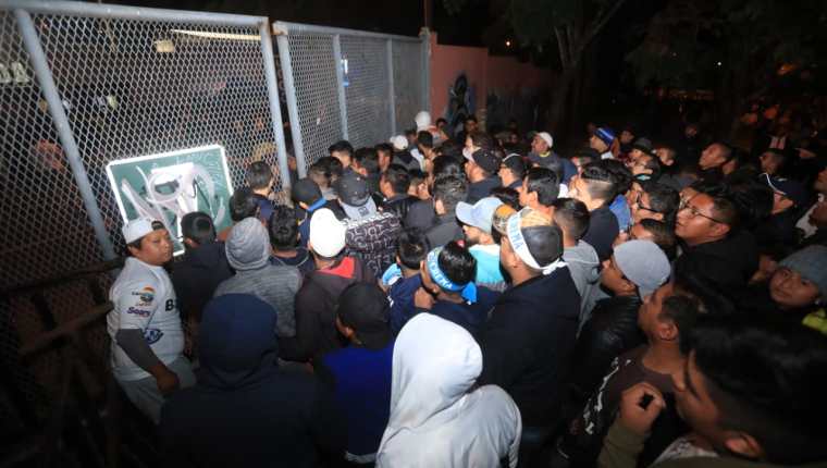 La organización cerró el paso a los aficionados, quienes dicen tener boletos. (Foto Prensa Libre: Juan Diego González)
