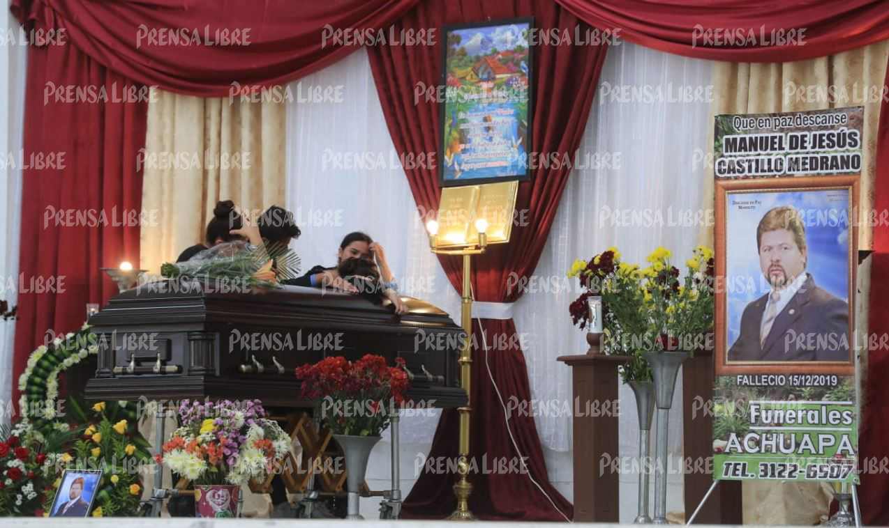 Una fotografía de Manolito Castillo acompaña su cuerpo en el velorio en Jutiapa. (Foto Prensa Libre: Juan Diego Gonzáles)