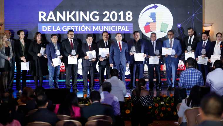 Municipalidades que resultaron con los mejores punteos en el ranking de gestión municipal 2018 fueron premiadas. (Foto Prensa Libre: Esbin García)