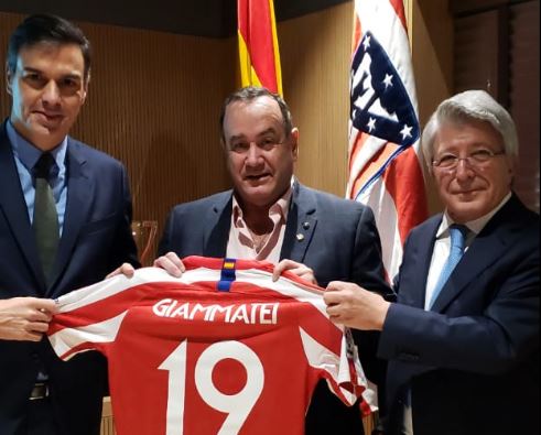 Pedro Sánchez, presidente del gobierno España, Alejandro Giammattei, presidente electo de Guatemala, y Enrique Cerezo, presidente del Atlético de Madrid. (Foto Prensa Libre: Cortesía)