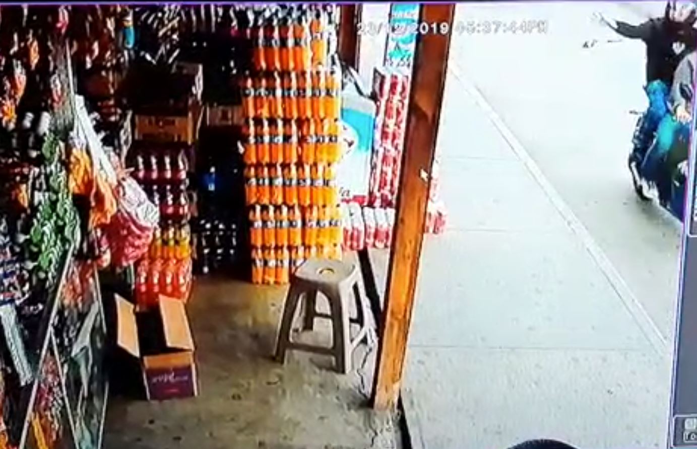 Desconocidos a bordo de una motocicleta lanzaron la granada a una tienda ubicada en ruta al Atlántico. (Foto Prensa Libre: captura de pantalla)