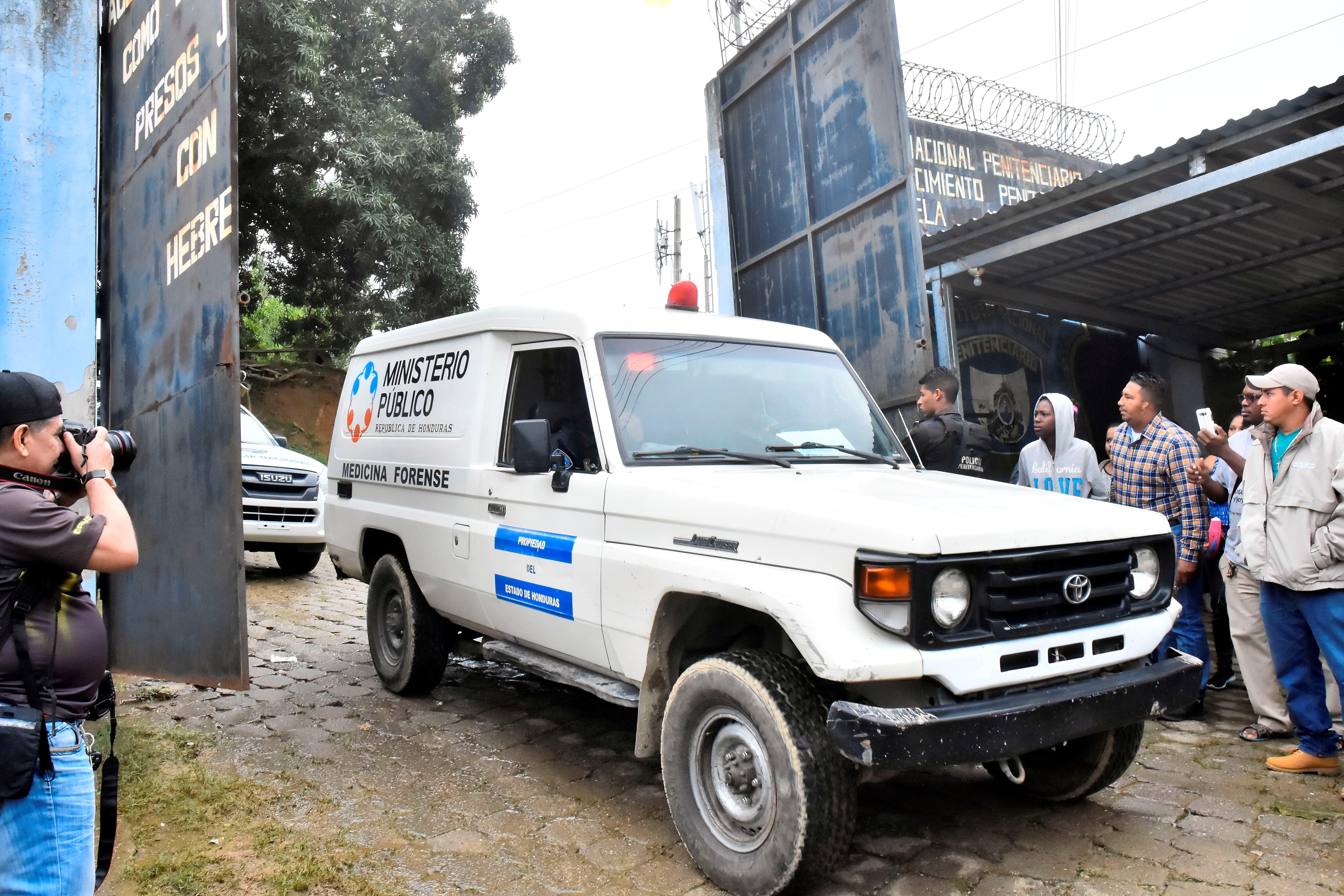 Un vehículo de medicina forense del ministerio público de Honduras sale del centro penitenciario de Tela en el municipio de Atlantida, Honduras.  (Foto Prensa Libre: EFE)