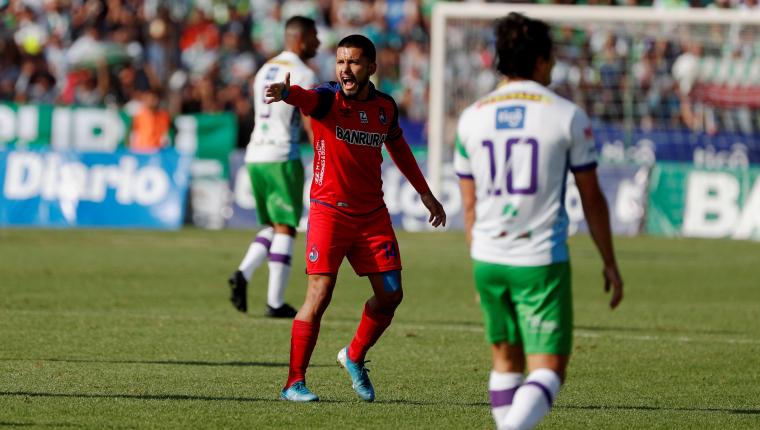El centrocampista salvadoreño del Municipal Jaime Alas (rojo) es uno de los capitanes del club. (Foto Prensa Libre: EFE)