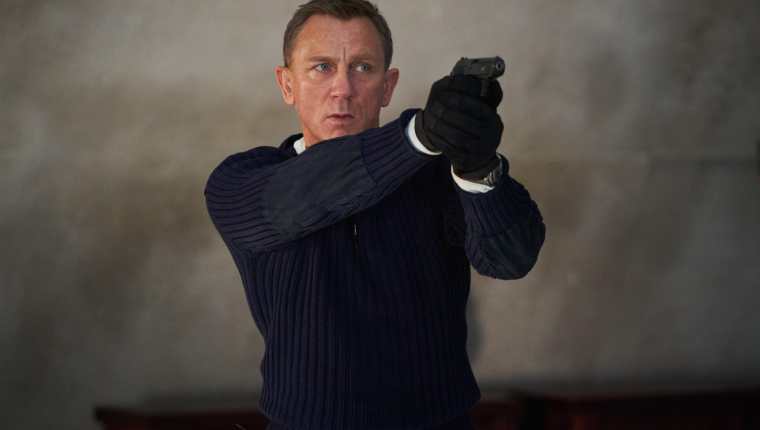 El actor británico Daniel Craig en el papel de James Bond, durante una escena de la película "No time to die". (Foto Prensa Libre: EFE)