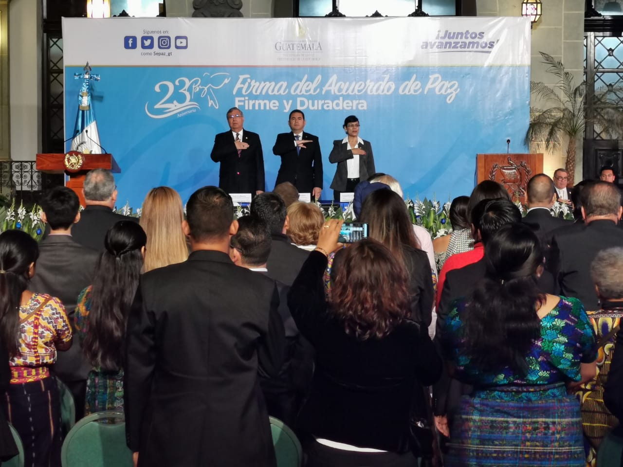 El presidente Jimmy Morales brindó un discurso durante el aniversario de la firma de los Acuerdos de Paz. (Foto Prensa Libre: María René Barrientos)