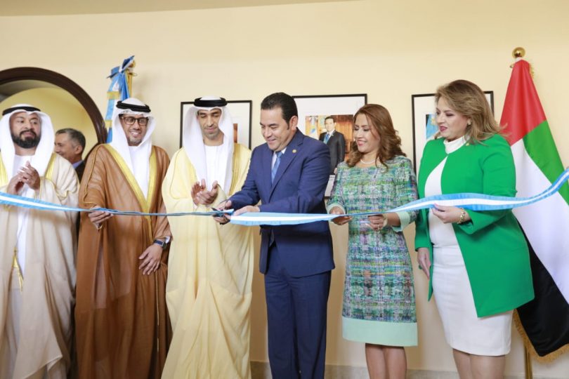 Jimmy Morales inaugura la embajada en Emiratos Árabes Unidos, junto con su esposa, Patricia Marroquín y la canciller Sandra Jovel. Ese viaje fue el más caro de este año. (Foto: Presidencia)