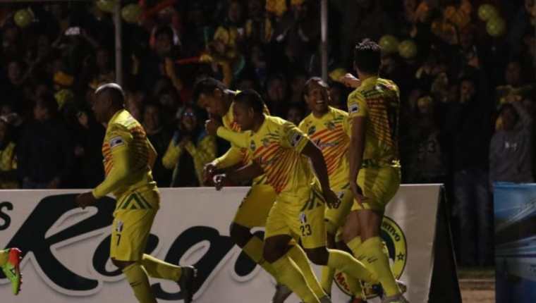Los jugadores de Marquense celebran la anotación de Juan Cavallo contra Achuapa. (Foto Prensa Libre: Raúl Juárez).