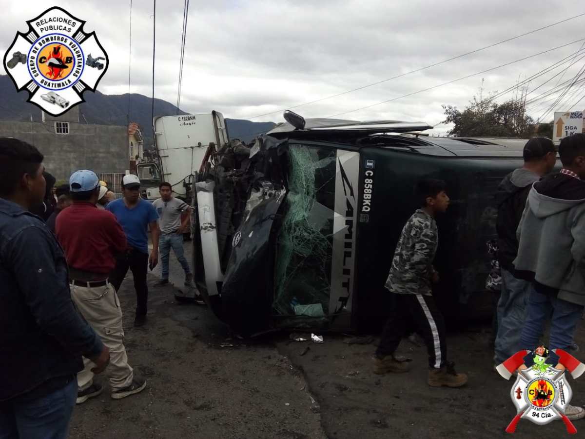 Los Bomberos Voluntarios reportaron el traslado de, al menos, 10 personas heridas al Hospital Regional de Occidente. (Foto Prensa Libre: Bomberos Voluntarios)