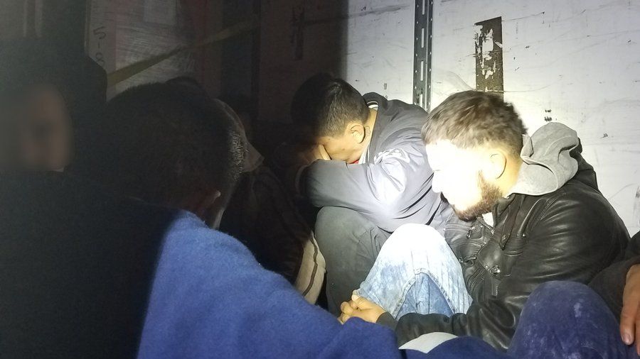 El grupo de 22 migrantes permanecía dentro de un remolque a una temperatura de cero grados. (Foto Prensa Libre: CBP)