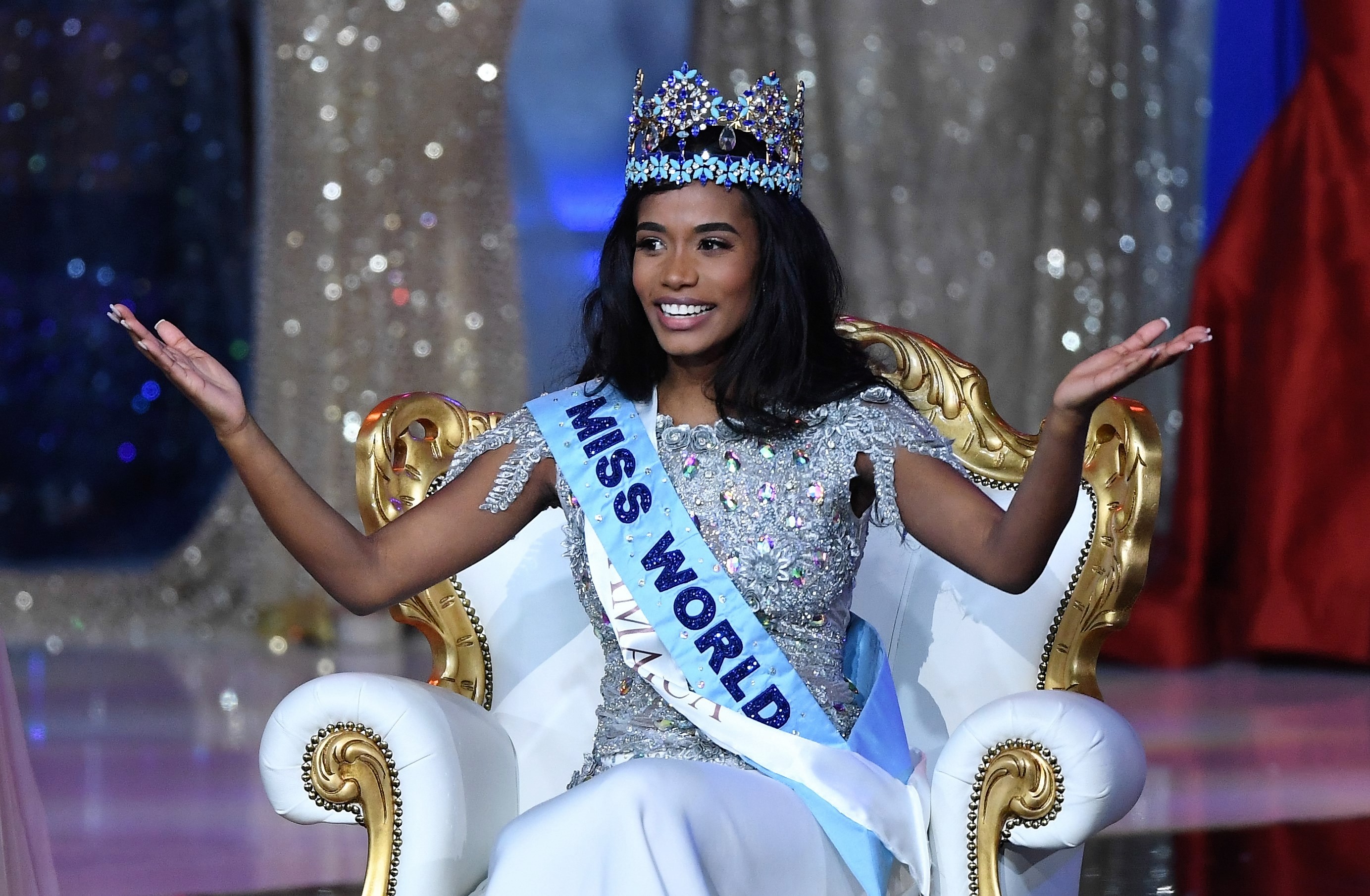 La jamaicana Toni-Ann Singh es coronada como Miss Universo durante la final del concurso de belleza, este sábado en Londres, Reino Unido. (Foto Prensa Libre: EFE)