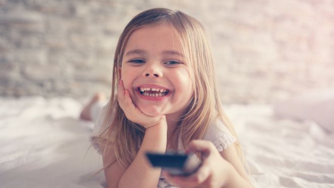 ¿Qué hace que ciertos programas llamen la atención de los niños más que otros?. (Foto prensa Libre: Getty Images)
