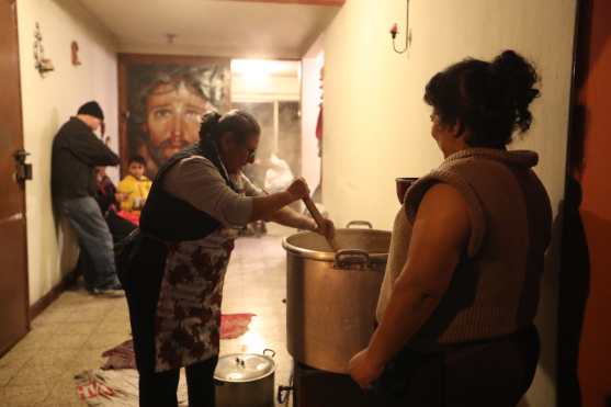La familia Pérez prepara 5 ollas grandes para poder atender a los devotos que acompañan el cortejo. Foto Prensa Libre: Óscar Rivas