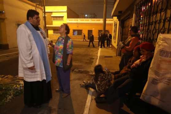 El Padre Eddy Calvillo, párroco de La Recolección, agradece a los devotos que siguen en el rezado pasada la media noche de sábado. Foto Prensa Libre: Óscar Rivas 