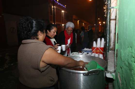 Los vecinos apoyan para la distribución del tradicional ponche. Foto Prensa Libre: Óscar Rivas