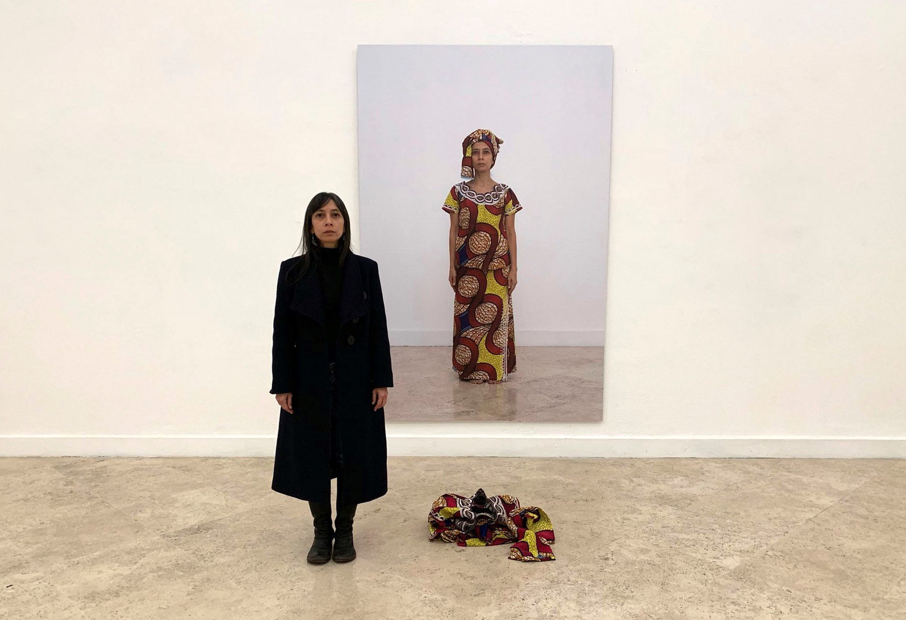 Regina José Galindo, artista visual guatemalteca conocida por sus performances contra el racismo y la violencia hacia las mujeres, posa junto a una de sus obras en la instalación llamada "Lavarse las manos", en Roma. (Foto Prensa Libre: EFE)